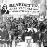 Tra scontri e tensione la sera del 28 novembre 1977 la situazione scapper� di mano, portando all�assassinio del 18enne Benedetto Petrone in piazza Prefettura